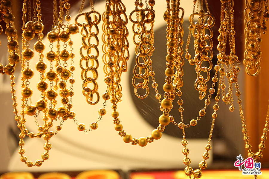 黄金饰品：成串的饰品
