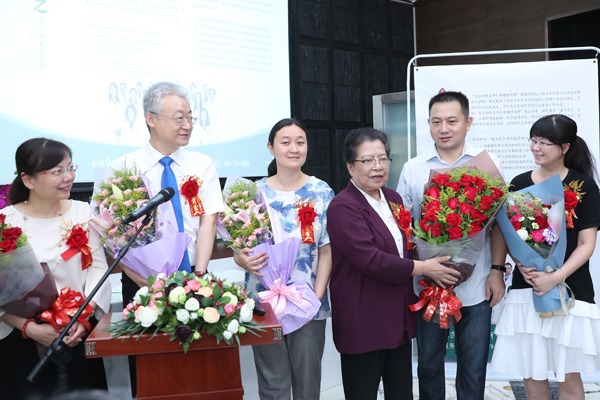 孙桂芝的学生们上台献花