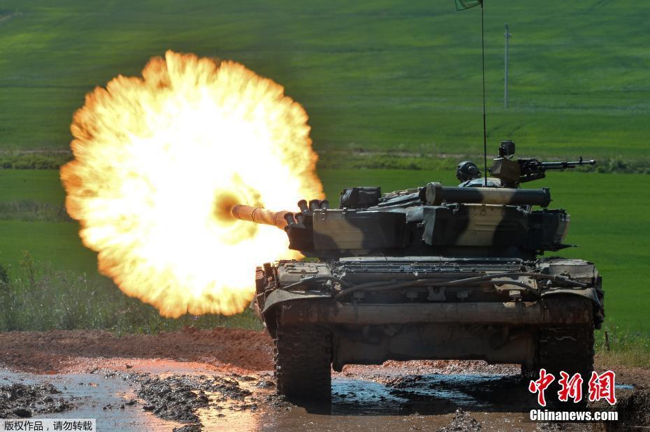 当地时间6月17日，白俄罗斯在首都明斯克郊区的斯大林博物馆附近举行坦克双项赛。