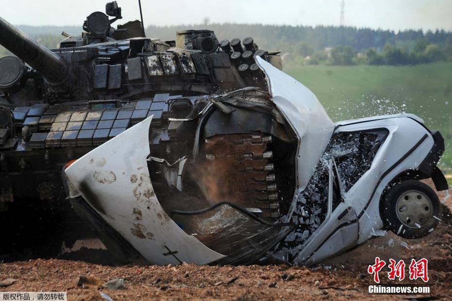 当地时间6月17日，白俄罗斯在首都明斯克郊区的斯大林博物馆附近举行坦克双项赛。