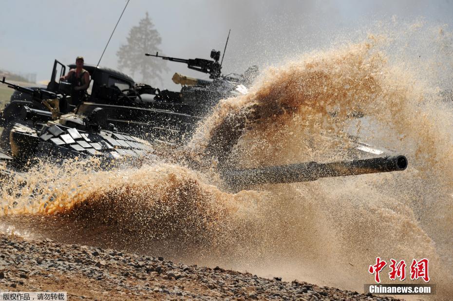 当地时间6月17日，白俄罗斯在首都明斯克郊区的斯大林博物馆附近举行坦克双项赛。