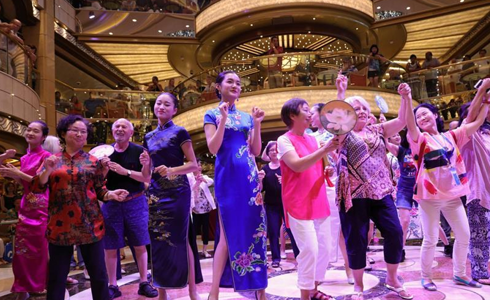 6月15日，在從斯里蘭卡科倫坡前往馬來西亞檳城的航段上，伴著《最炫民族風》的動感旋律，工作人員“快閃”起舞，吸引不少乘客加入。