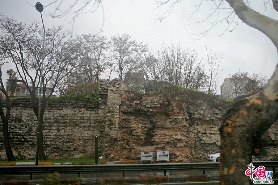 各个时代的城墙围绕着伊斯坦布尔