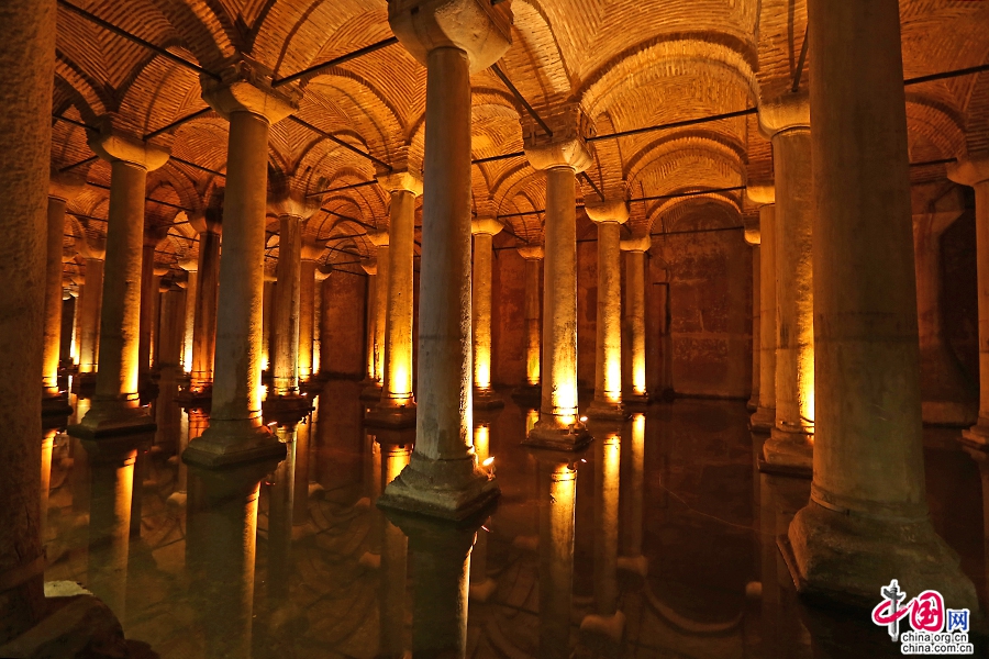 地下水宮石柱來自不同的神廟，有的風格不同