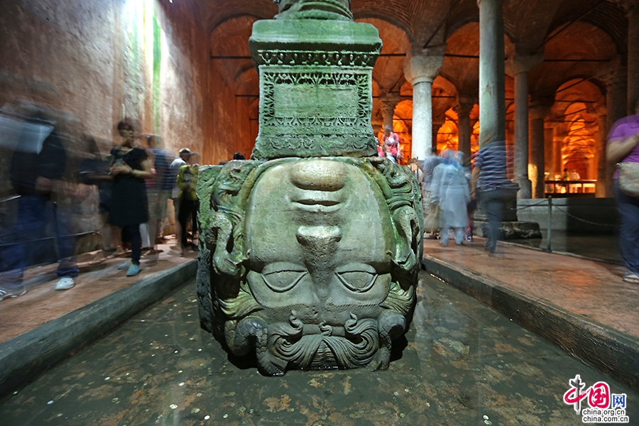 地下水宮一側的石柱下面壓著女妖的頭像