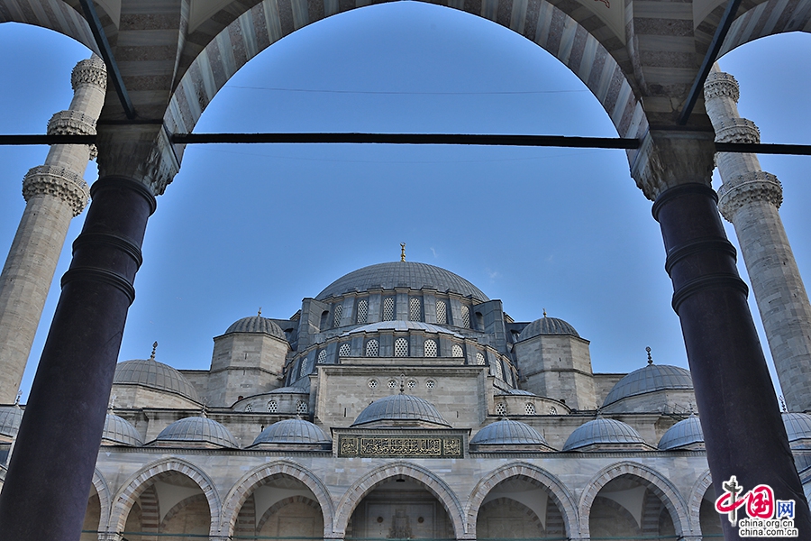 苏莱曼清真寺由土耳其著名的建筑师希南设计建造