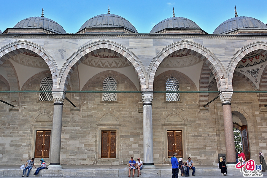苏莱曼清真寺内高大的拱廊