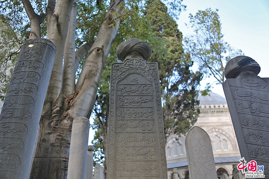 苏莱曼清真寺院内的墓地
