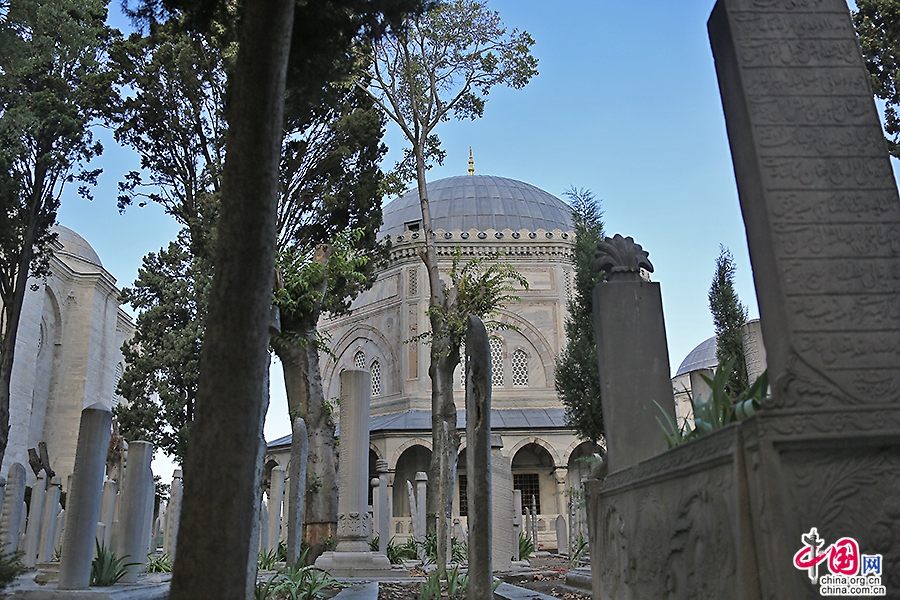 苏莱曼清真寺院内的墓地