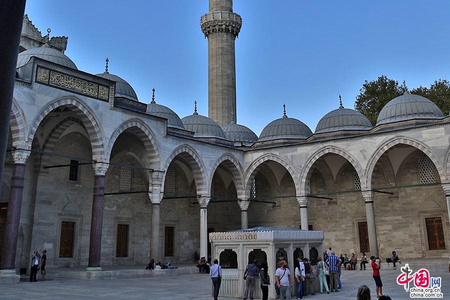 苏莱曼清真寺内庭院四周有高大的拱廊