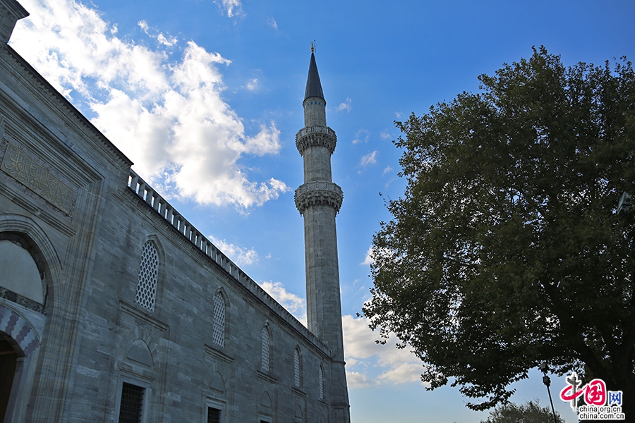 苏莱曼清真寺主体建筑四角各有一根宣礼塔