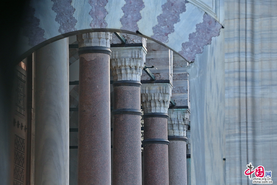 苏莱曼清真寺的敞廊柱头