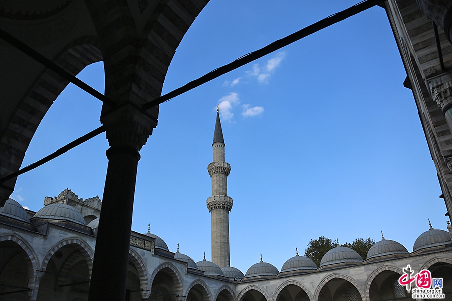 从苏莱曼清真寺敞廊眺宣礼塔