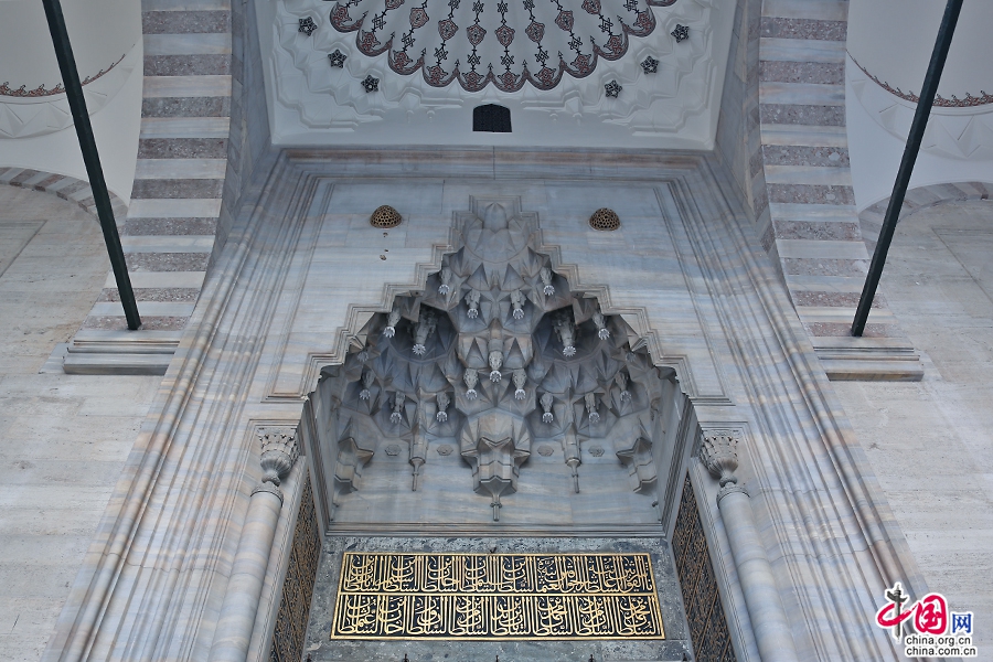 進入蘇萊曼清真寺內部的大門