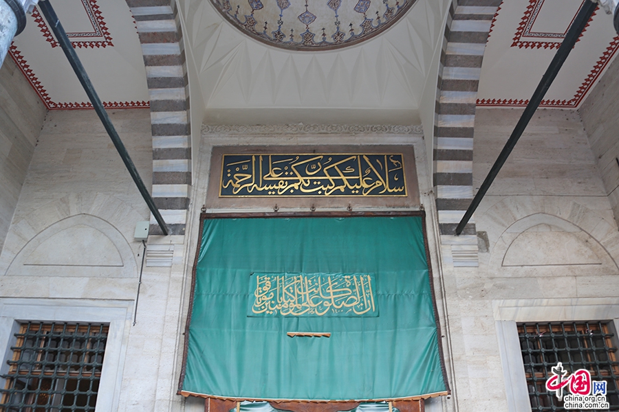 进入苏莱曼清真寺内部的大门