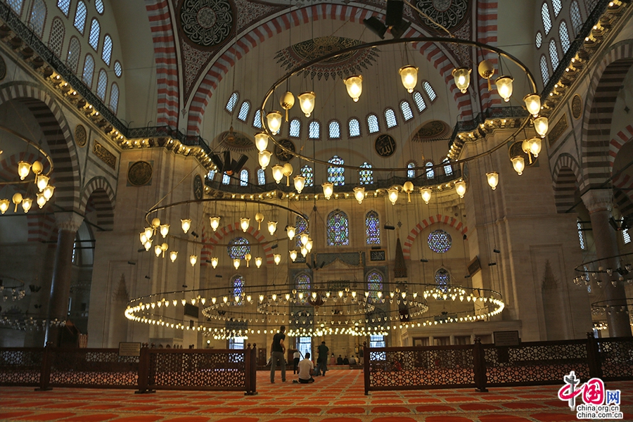 蘇萊曼清真寺內部由四個扶壁支撐