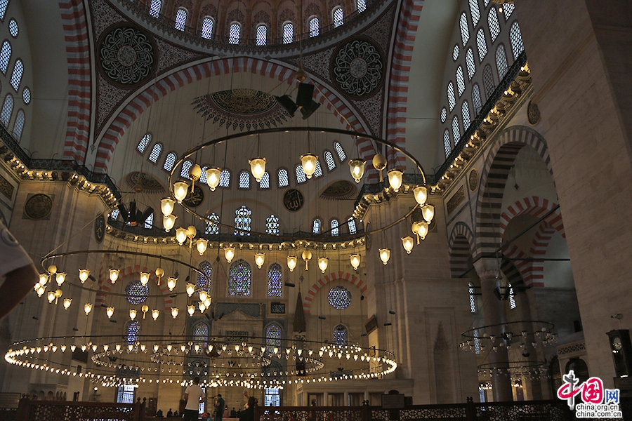 苏莱曼清真寺的照明灯