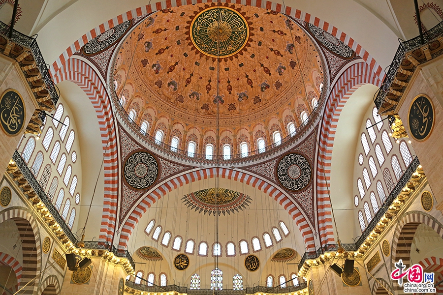 苏莱曼清真寺的巨大穹顶
