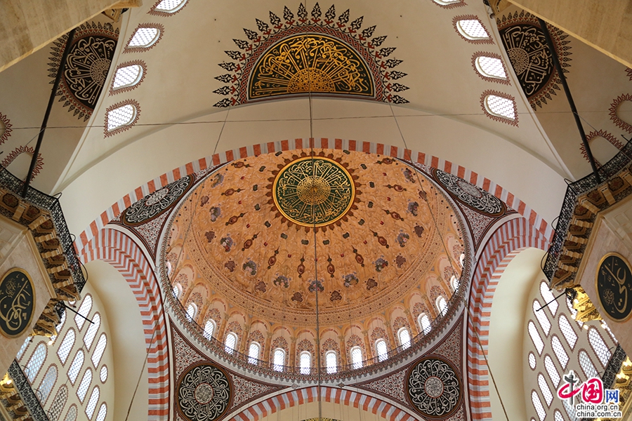 苏莱曼清真寺通过一系列较小的穹顶和半穹顶及拱来平衡