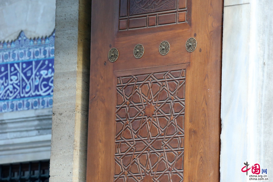 苏莱曼清真寺木门上的花纹