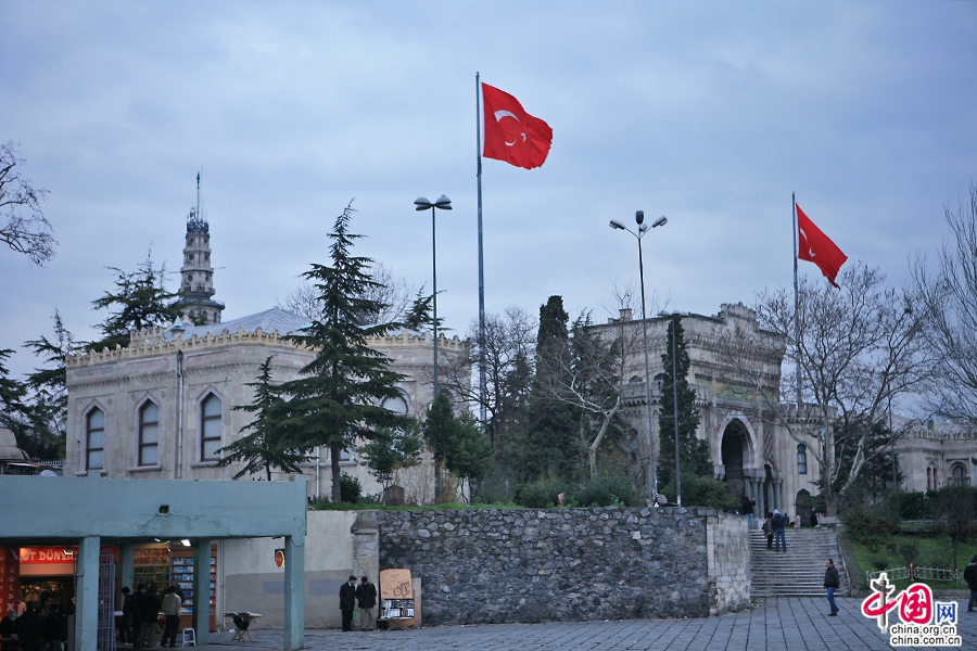 伊斯坦布尔大学位于广场一侧