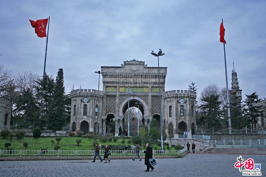 伊斯坦布尔大学正门与巴耶塞特塔