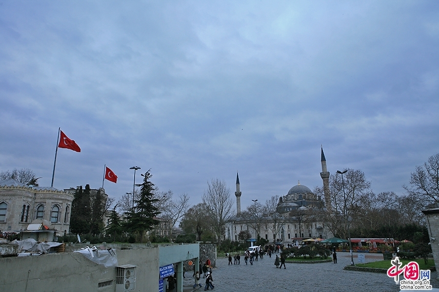 伊斯坦布尔大学南侧即为巴耶塞特清真寺