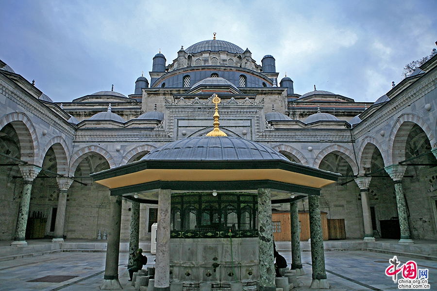 巴耶塞特清真寺庭院中央的洗礼亭