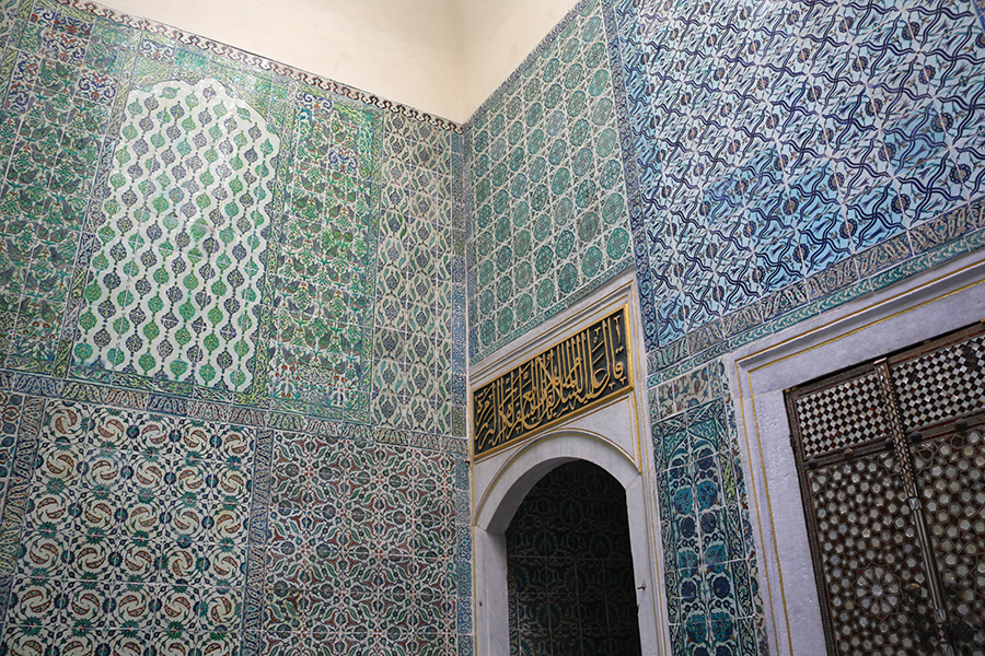 後宮墻面以藍綠色瓷磚裝飾