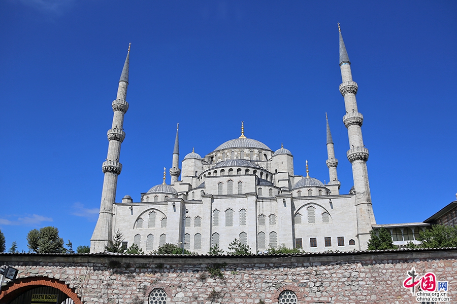 蓝色清真寺属奥斯曼风格的圆顶建筑