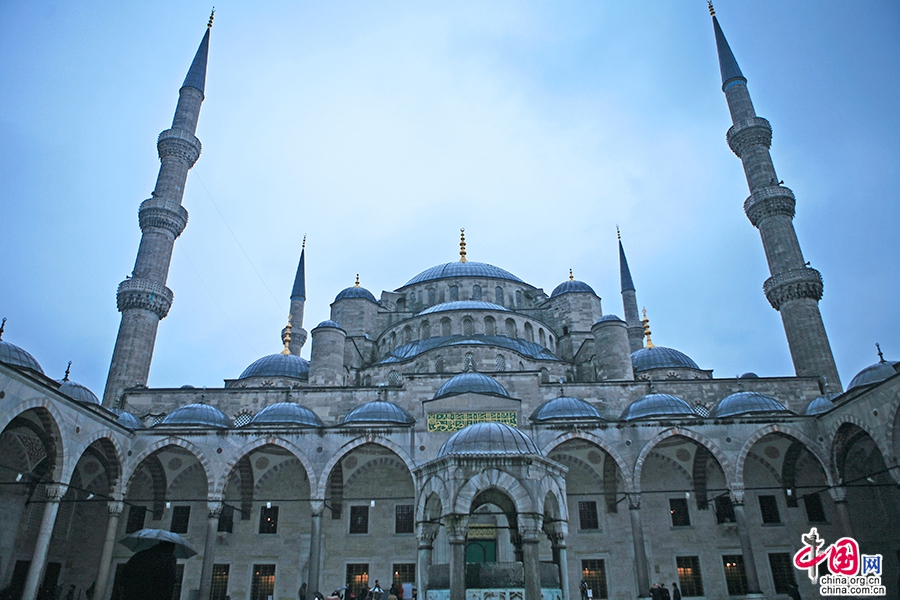 蓝色清真寺由建筑师迈赫迈特·阿加设计