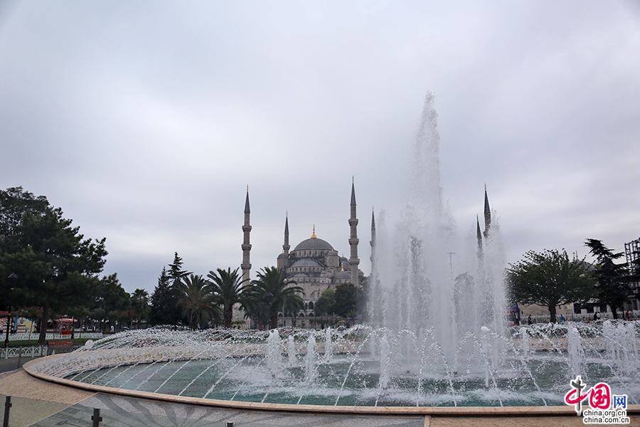 蓝色清真寺前的喷泉