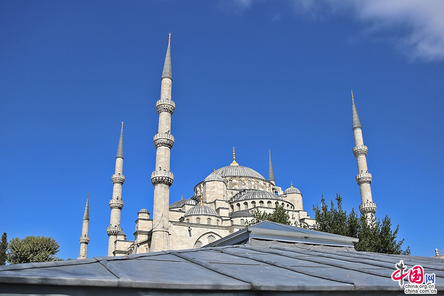 蓝色清真寺外观造型独特