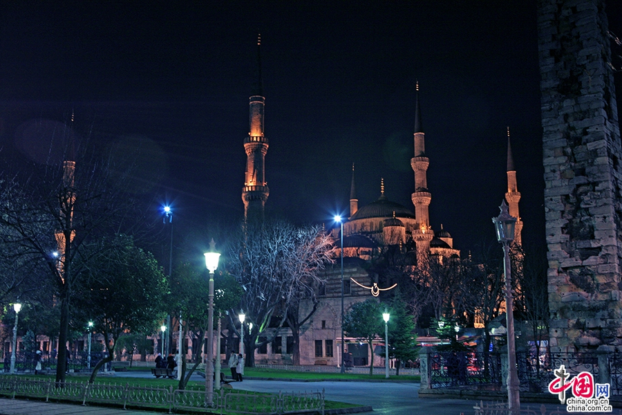 夜色下的蓝色清真寺