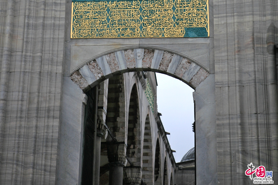 蓝色清真寺的入口设在庭院的三个方向