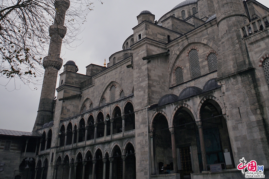 蓝色清真寺内外墙的双层拱廊与宣礼塔