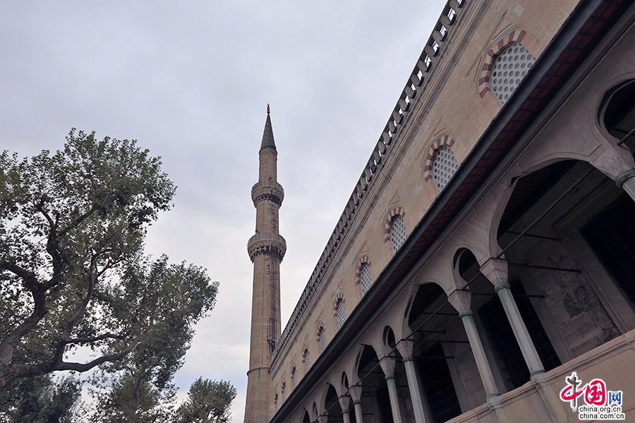 蓝色清真寺内外墙的双层拱廊与宣礼塔