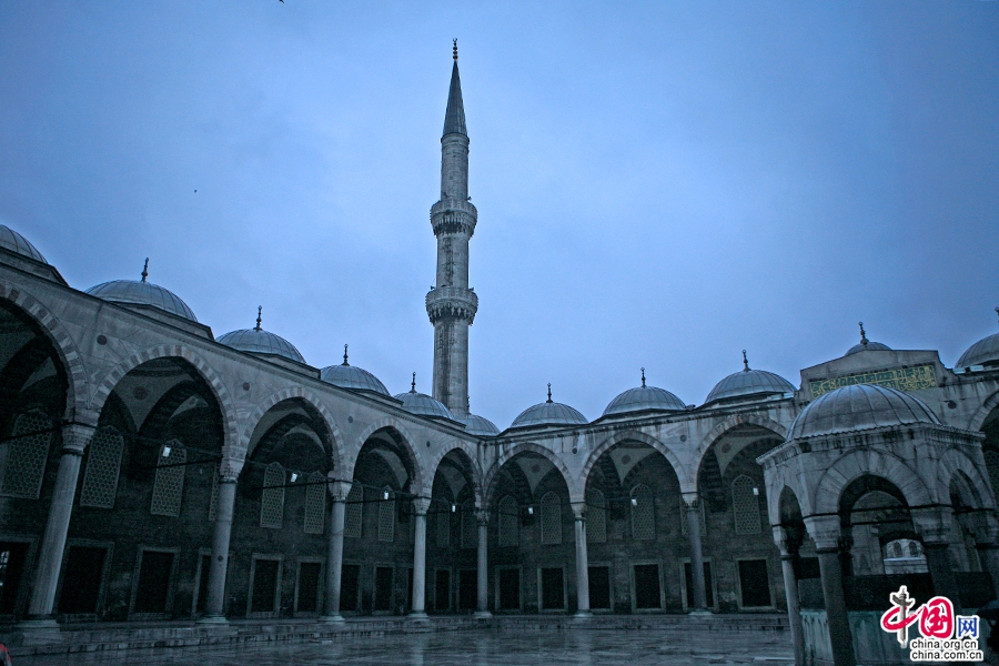 蓝色清真寺的内庭院与宣礼塔