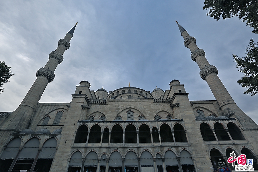 蓝色清真寺主殿外立面造型对称