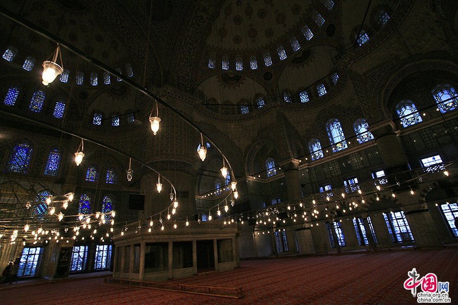 蓝色清真寺共有260个窗户