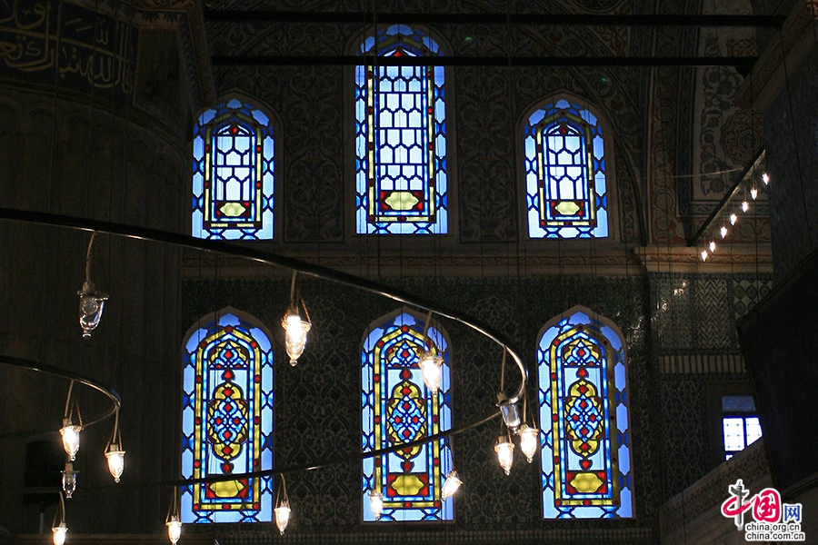 蓝色清真寺的彩色玻璃窗