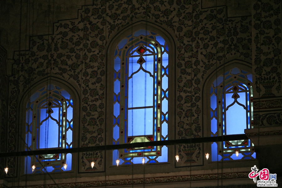 蓝色清真寺的彩色玻璃窗