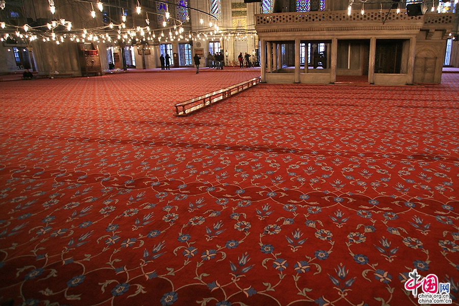 蓝色清真寺地毯由数百块拼成