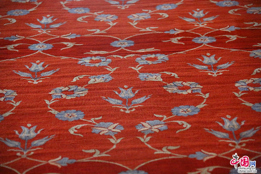 蓝色清真寺地毯的郁金香花纹