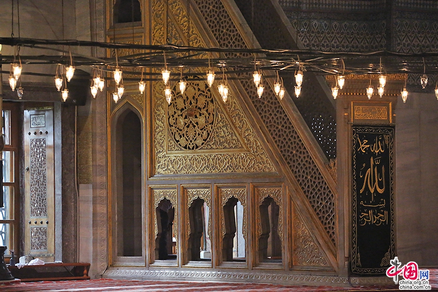 蓝色清真寺金色花纹装饰的宣讲台