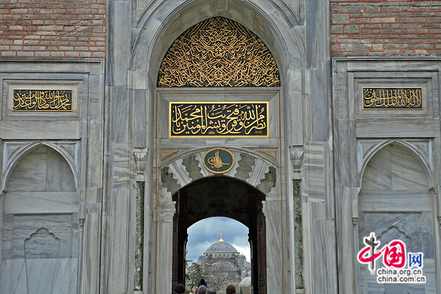 皇室之门正对着蓝色清真寺