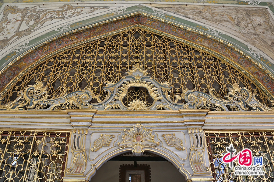 帝国议事厅入口门上的金色装饰