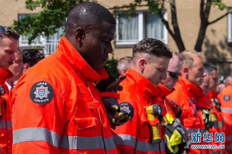 （国际）（5）伦敦：为火灾遇难者默哀