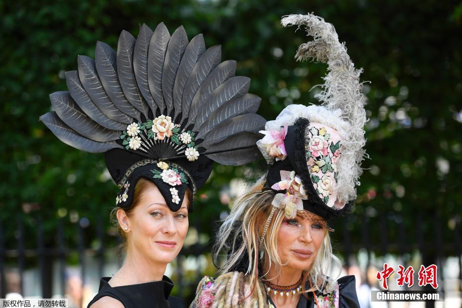英国皇家阿斯科特赛马会举行 众女“帽”美如花