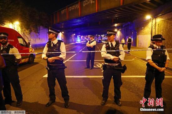 据英国警方在一份声明中说，现场有许多伤亡人员正在等待救治，有一个人被捕，事件详情目前仍在进一步调查。